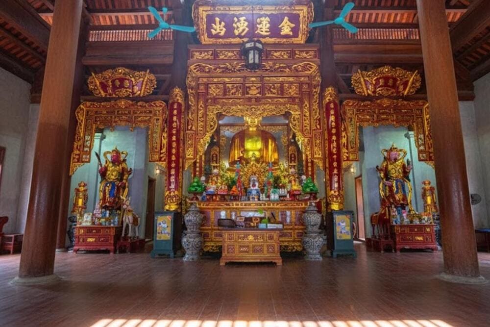 Hệ thống tượng thờ trong chùa được chạm khắc tinh xảo, mang giá trị nghệ thuật và lịch sử cao